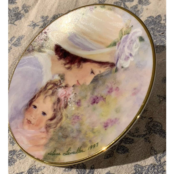 Vintage 1997 Avon Tender Moments Mother’s Day Plate - Picture 2 of 3